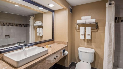 Best Western Plus Airport Inn And Suites image 4